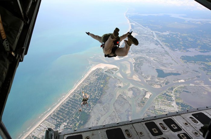 Lực lượng đặc nhiệm của Lính thủy đánh bộ Mỹ huấn luyện nhảy dù từ máy bay C-130 trong Tập trận mang tên High Altitude Low Opening (HALO) (Mở hẹp Vỹ Độ cao) trên bầu trời Bắc Carolina (ảnh chụp ngày 8/7/2013)